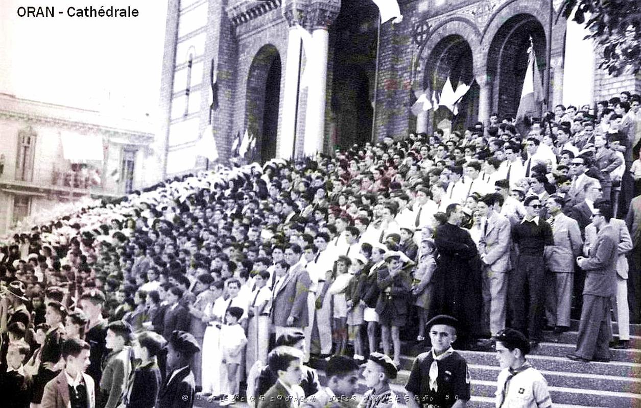 Oran - Cathedrale -Ceremonie d'hommage autour de la statue de Jeanne d'Arc - 8 Mai .jpg